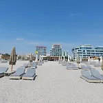 Апартаменты Mamaia-summerland Beachfront Мамая